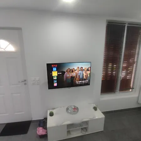 Petite Maison Avec Jardin *